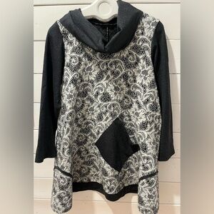 Lace gray and white tunic size M/L ⚠️